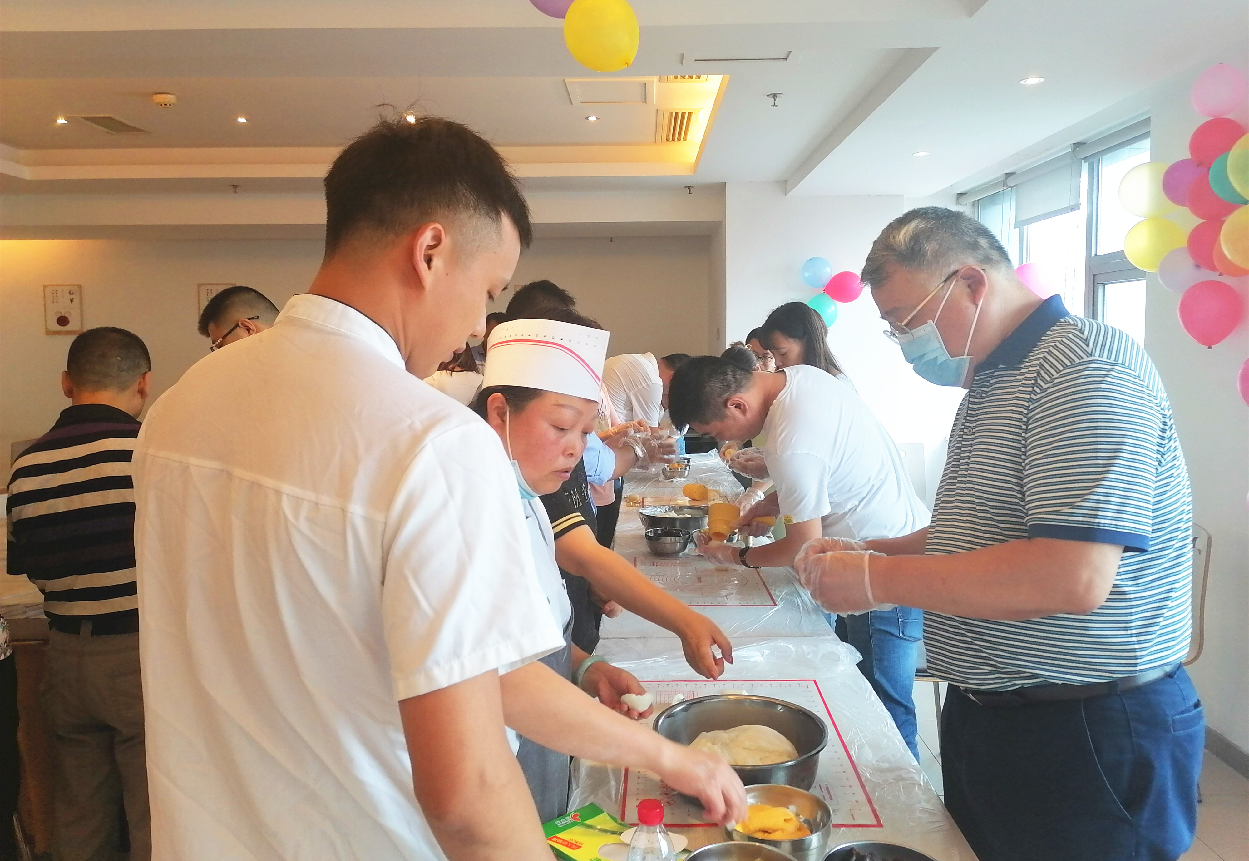 集团公司机关工会组织开展喜迎中秋手工制作月饼活动